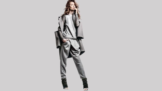 三江学院宿舍楼翻新，花费将近38万委托公司搬运行李，结果只有一个阿姨挑着扁担搬运行李，如何评价？